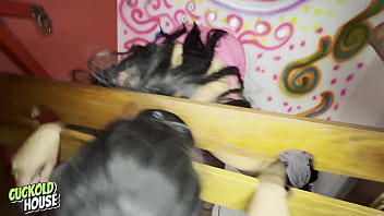 Preview 2 of Leight Arby - Noiva safada fazendo sexo com dois homens em sala de BDSM