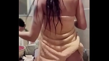 Preview 2 of First Time Vagina Broke - Yo en el ba&ntilde_o muy caliente y mojada.