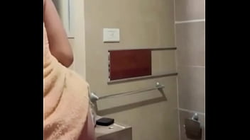 Preview 1 of First Time Vagina Broke - Yo en el ba&ntilde_o muy caliente y mojada.