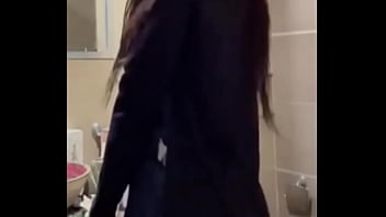 Preview 4 of First Time Vagina Broke - Yo en el ba&ntilde_o muy caliente y mojada.