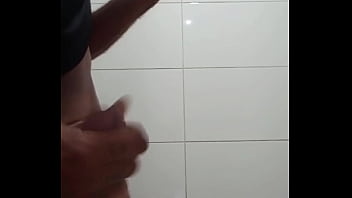 Preview 1 of Vra Y - Eu batendo uma no banheiro