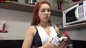Preview 1 of Hark Sex - COMO &Eacute_ GOSTOSO FUDER O CUZINHO DA MINHA EMPREGADINHA SAFADA NA COZINHA