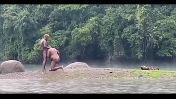 Preview 1 of Orang Penek - Fodendo no rio na chuva com urso gostso e outro tesudo