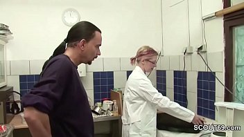 Preview 1 of Sax 3xx Bi - Kleine Jungfrau bekommt ihren ersten Fick vom Chef beim Job