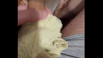 Preview 3 of Xxbf Desi - BATENDO PUNHETA COM A CALCINHA DA ESPOSA