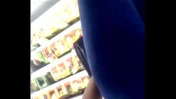 Preview 2 of Biggest Gang Milf - de azul en el mercado