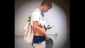 Preview 2 of Xxx Xxxchicos - Branquinho gostoso mijando e batendo uma (sem gozada)