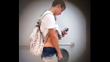 Preview 1 of Xxx Xxxchicos - Branquinho gostoso mijando e batendo uma (sem gozada)