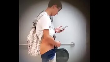 Preview 4 of Xxx Xxxchicos - Branquinho gostoso mijando e batendo uma (sem gozada)