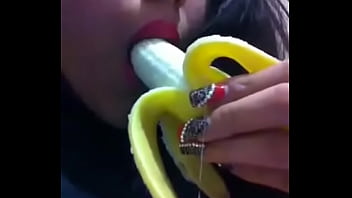 Preview 3 of Hinde Groups Sexx - Mi ex novia chupando un platano