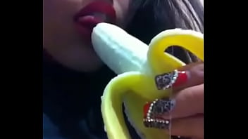 Preview 4 of Hinde Groups Sexx - Mi ex novia chupando un platano