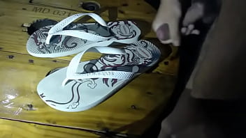 Preview 2 of Know Threeway - Punheta e gozada nas minhas havaianas maravilhosas