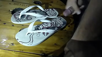 Preview 1 of Know Threeway - Punheta e gozada nas minhas havaianas maravilhosas