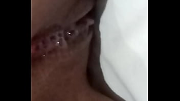 Preview 3 of Outdoor Guck Creampie - Bucetinha colocando a porra pra fora