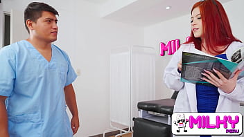 Preview 1 of Hot Xxx Videos In Night Dress - Quitate la ropa paciente,  quiero revisar su pene!! Doctora sexy en el hospital
