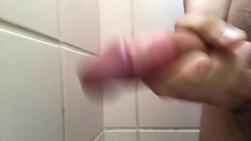 Preview 3 of Maningiba - Punhetinha brava no banheiro com gozada