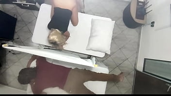 Preview 3 of Hindi Xnx Com - Video Grabaci&oacute_n Real Como el Masajista Tiene Sexo con la Mujer al Lado de su Marido