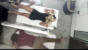 Preview 1 of Hindi Xnx Com - Video Grabaci&oacute_n Real Como el Masajista Tiene Sexo con la Mujer al Lado de su Marido