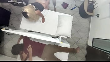 Preview 4 of Hindi Xnx Com - Video Grabaci&oacute_n Real Como el Masajista Tiene Sexo con la Mujer al Lado de su Marido