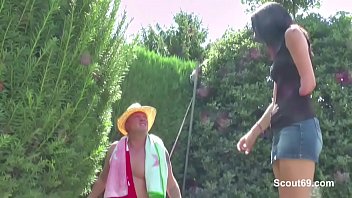Preview 1 of Sunny Leone Anal Sex Video Sew - Vater fickt seine Stief-Tochter im Garten fuer Taschengeld