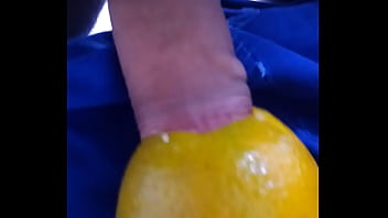 Preview 1 of Xxxing Asshole - Comendo laranja