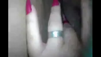 Preview 2 of Showing Pussy Beach - Veterana argenta se pajea para mi