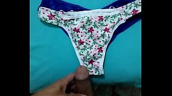Preview 1 of Big Ass Shemale Creampie - Gozada na Calcinha da Visita