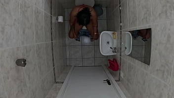 Preview 2 of Xx Brazzers Full Hd Video - Foi no banheiro esqueceu de trancar a porta amigo entrou e meteu a rola nela