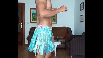 Preview 1 of Lesbian Picked - Bailo con falda Hawaiana,  muestro mi cuerpo desnudo y mi Polla bien dura y me masturbo