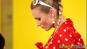 Preview 2 of Big Tits Belly - Les watersports threeway