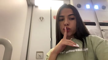 Preview 1 of Old Pinay Webcam - Pasajera Abordo se Masturba con CREAM en el BA&Ntilde_O del AVI&Oacute_N