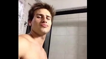 Preview 1 of Mom And Oli - Lucas Gar&oacute_falo desnudo - Youtuber argentino