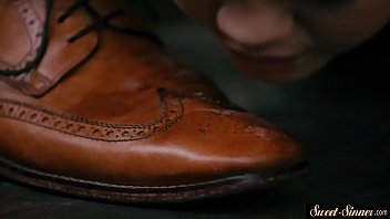 Preview 2 of Smotret Porno Video Onlayn - Cockriding maid licking shoes and dick