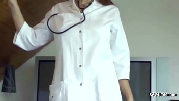 Preview 1 of Three Young Girls Kise - Geile Krankenschwester hiflt Patienten mit einem Handjob