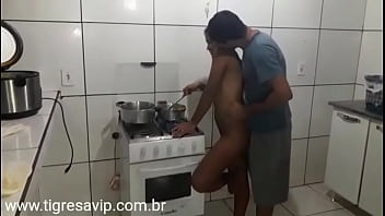 Preview 1 of Teeny Wife Compilation - Ester tigresa vip dando a buceta e o cuzinho na cozinha