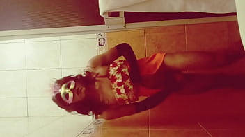 Preview 3 of Out In The Womb - Vanessa travesti se masturba en la ducha