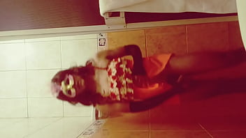 Preview 1 of Out In The Womb - Vanessa travesti se masturba en la ducha