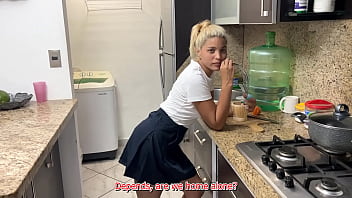 Preview 1 of Inda Xxx Vidoes - La Puta de Mi Hijastra Floja Ya No quiere Cocinar y le Ofrec&iacute_ Mi Guevo a Cambio de ser una Floja en la Casa