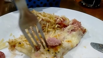 Preview 4 of White Long Nipples - Comendo aquela gostosa ao vivo na pizzaria