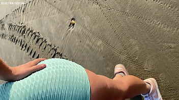 Preview 1 of Small Chat Bent Over - Encontrei a Electra na praia,  e ela me chupou no banheiro do restaurante