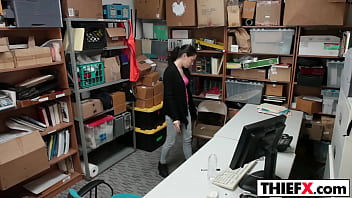 Preview 1 of Ten Darbitre - Bobbi Dylan picked the wrong store