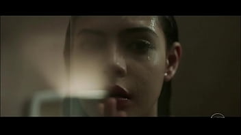 Preview 3 of Docter Nares - Julia Dalavia pelada tomando banho mostrando os seios em Os dias eram assim