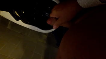 Preview 2 of Bini Datang Bulan - Punheta de desconhecido na &aacute_rea de servi&ccedil_o
