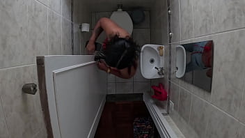 Preview 1 of Indian Telugu Heroin Sex Videos - Foi no banheiro esqueceu de trancar a porta amigo entrou e meteu a rola nela