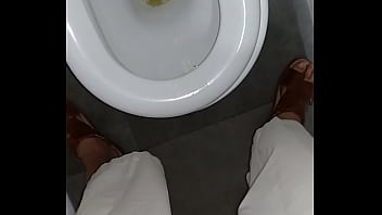 Preview 3 of Gay Maids Friend - VID 20170802 meando en el centro comercial