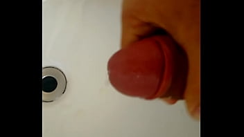 Preview 3 of Ba Guru - Gozando na pia da casa de amigos!