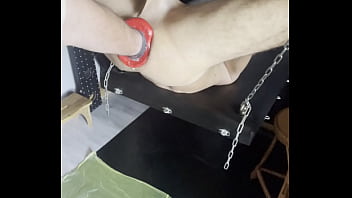 Preview 3 of Clare And Lee - So wird Toms Arsch mit dem Pighole geweitet