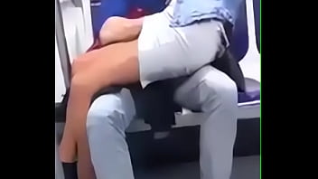 Preview 2 of Sexualvediq - Novios follan en el metro