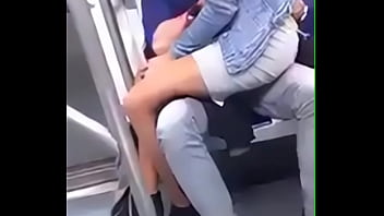 Preview 1 of Sexualvediq - Novios follan en el metro