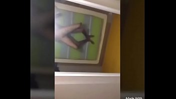 Preview 1 of Condom Xxxvideo - Cale&ntilde_o arrecho comiendo verga